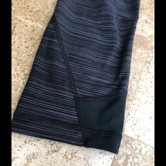 🏋️‍♀️ Under Armour Gray Black Capris - Size S - Picture 6 of 7